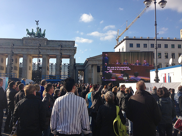 Visitantes assistem a documentrio sobre o Muro de Berlim perto do Porto de Brandemburgo