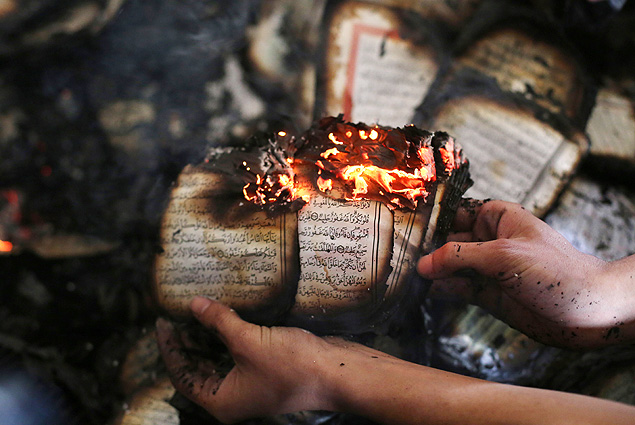 Palestino mostra cpia do Alcoro em chamas aps ataque  mesquita na Cisjordnia