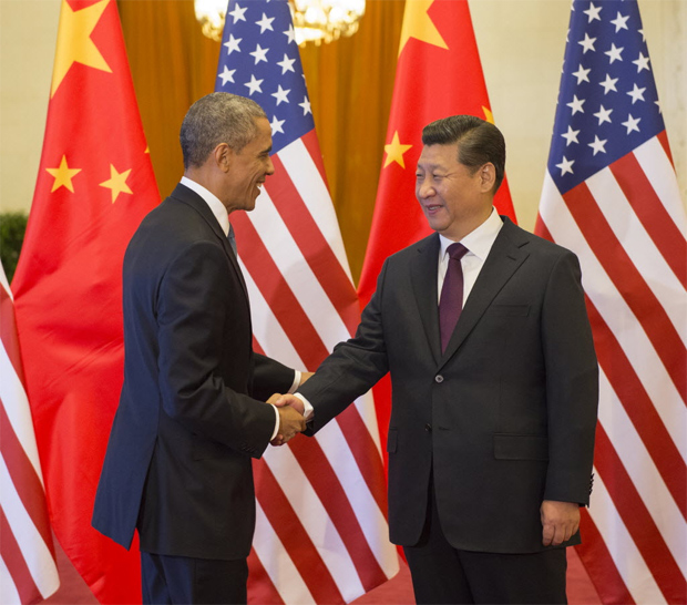 Presidentes da China, Xi Jinping, e EUA, Barack Obama, cumprimentam-se antes de anncio de acordo para reduo de emisso de gases