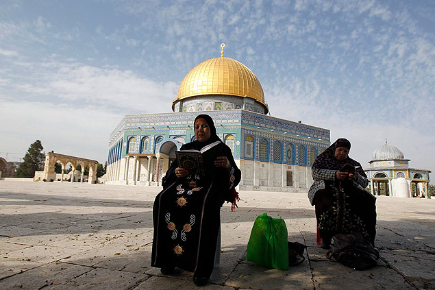 Palestina descansa perto de mesquita na Esplanada das Mesquitas, Jerusalém