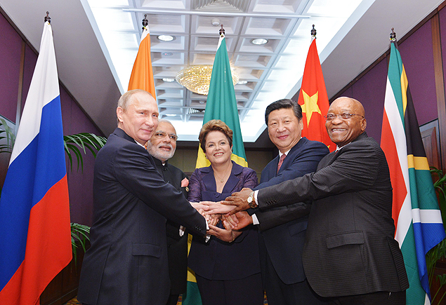 SHP03. Brisbane (Australia), 15/11/2014.- Russian President Vladimir Putin (L), Indian Prime Minister Narendra Modi (2L), Brazil's President Dilma Rousseff (C), Chinese President Xi Jinping (2R) and South African President Jacob Zuma (R) during a meeting of the BRICS Leaders' prior to the G20 Leaders' Summit in Brisbane, Australia 15 November 2014. The G20 summit will be held in Brisbane on 15 and 16 November. The G20 represents 90 percent of global gross domestic product, two-thirds of the world's people and four-fifths of international trade. EFE/EPA/ALEXEI DRUZHININ / RIA NOVOSTI / KREMLIN POOL MANDATORY CREDIT ORG XMIT: SHP03