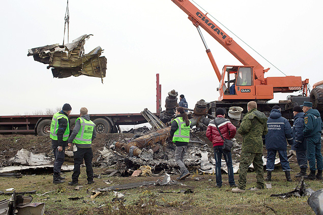 Trabalhadores coletam destroos do avio da Malaysia Airlines, que caiu na Ucrnia em julho de 2014