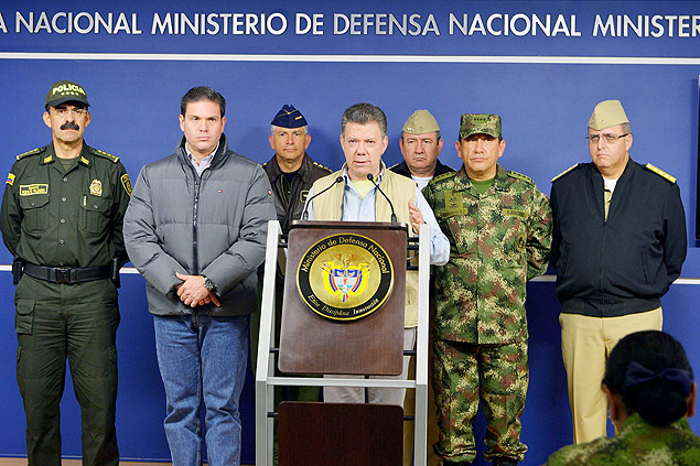 Presidente da Colmbia, Juan Manuel Santos, anuncia, em Bogot, suspenso do processo de paz