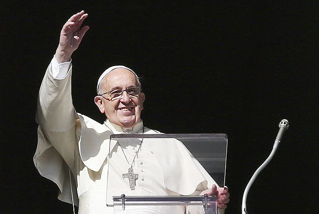 Papa Francisco acena durante angelus na praa So Pedro, no Vaticano