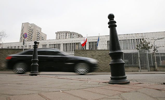 Carro passa em frente  Embaixada da Polnia na Rssia; pases expulsaram diplomatas