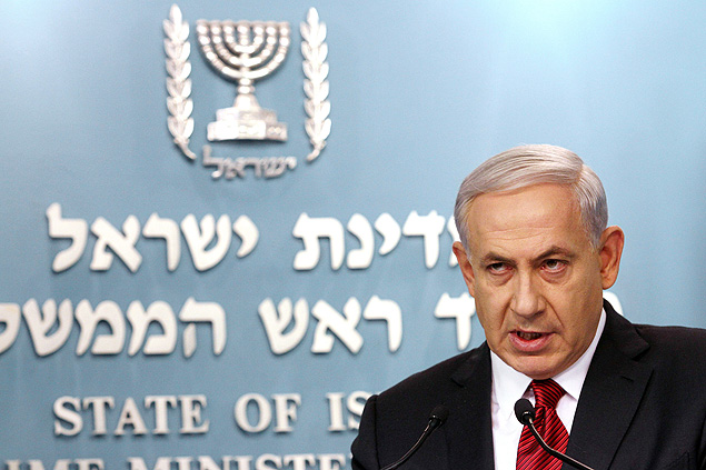 O premi de Israel, Binyamin Netanyahu, fala  imprensa sobre o ataque em sinagoga
