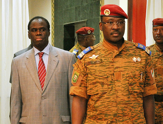 O presidente interino Michel Kafando (esq.) e o coronel Isaac Zida no palcio presidencial em novembro passado