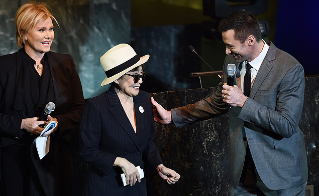 Yoko Ono (centro)  cumprimentada pelo ator australiano Hugh Jackman em evento do Unicef