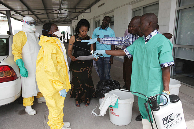 Funcionrios de sade do Congo fazem treinamento para lidar com casos de ebola em Kinshasa