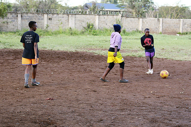 Treino na Academia de Futebol para Meninas de Kibera, maior favela de Nairbi; inteno da iniciativa  evitar casamento precoce e gravidez na adolescncia