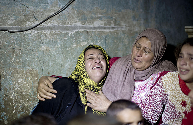 A mulher (esq.) de Fadel Mohammed Halawa, morto por foras israelenses na Faixa de Faza aps trs meses de cessar-fogo