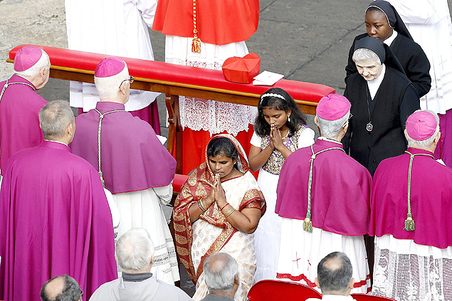 Fiis indianas participam da cerimnia de canonizao de Irm Eufrsia e do fundador da ordem das carmelitas na ndia