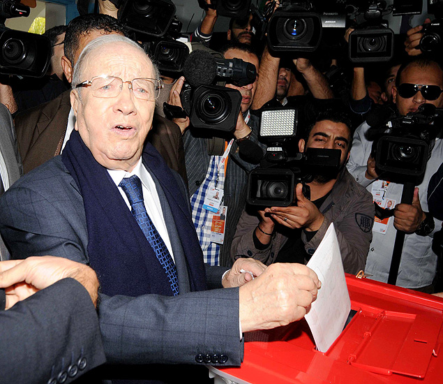Beji Caid Essebsi, candidato do partido Nid Tunsia, vota em Tnis na eleio presidencial