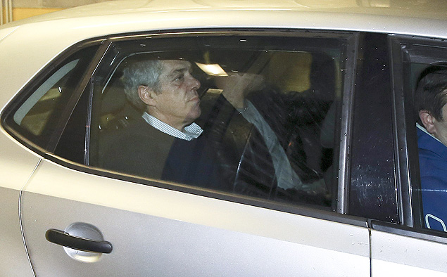 O ex-primeiro-ministro de Portugal Jos Scrates deixa corte criminal em carro da polcia
