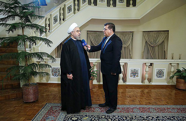 O presidente iraniano Hassan Rohani (esq.) durante entrevista para rede de televiso