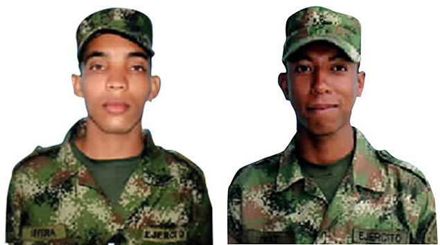 Os soldados Paulo Csar Rivera (esq.) e Jonathan Diaz, que foram libertados nesta tera pelas Farc