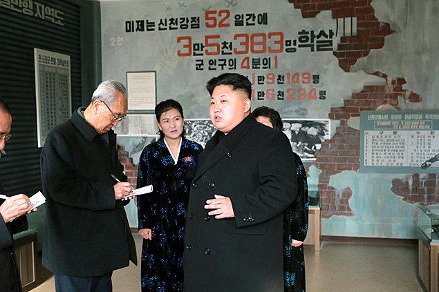(141125) -- SINCHON, noviembre 25 (xinhua) -- Imagen cedida por la Agencia Central de Noticias Coreana (KCNA, por sus siglas en ingls) el 25 de noviembre de 2014, del mximo lder de Repblica Popular Democrtica de Corea (RPDC), Kim Jong Un (d), proporcionando orientacin de campo en el Museo de Sinchon, que es una base de educacin antiestadounidense del condado de Sinchon, en la Repblica Popular Dempocrtica de Corea (RPDC). Kim Jong Un inform que acudi al museo para inducir a los militares y civiles del pas a una lucha sin cuartel antiestadounidense mediante la intensificacin de la lucha antiimperialista, antiestadounidense y educacin de clase entre ellos acorde con las exigencias de la situacin prevaleciente y la revolucin en desarrollo. El Museo de Sinchon debera ser reconstruido en un modelo de centro de educacin de clase, en donde datos y pruebas deben mostrarse de una manera cientfica, dijo Kim Jong Un, aadiendo que el museo debera ser equipado con todas las instalaciones para la comodidad de los visitantes. (Xinhua/KCNA) (jg) (ah)