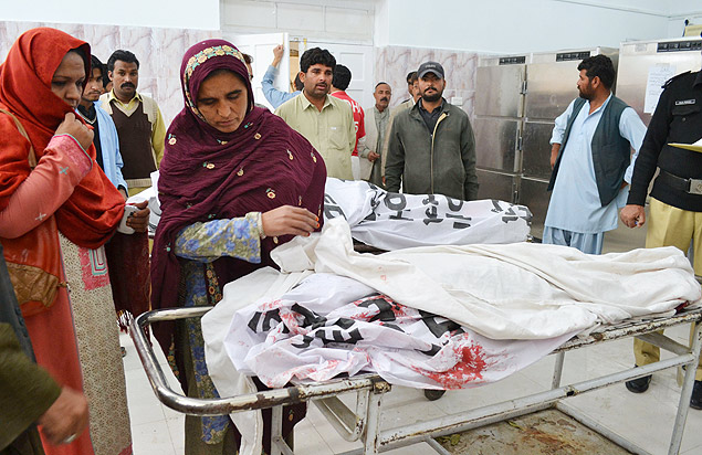Paquistaneses identificam corpos de trabalhadores de sade mortos em Quetta