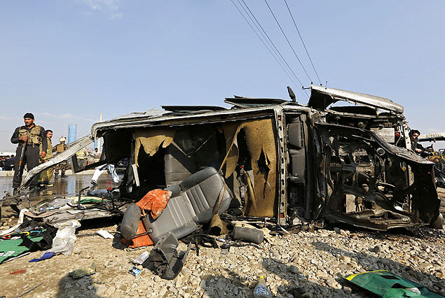 Destroos do carro da embaixada britnica que foi atacado em Cabul, Afeganisto