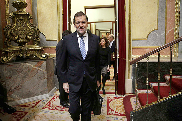 Spain's Prime Minister Mariano Rajoy arrives at Spanish parliament in Madrid to present anti-corruption measures, November 27, 2014. Rajoy appealed to Spaniards on Thursday not to regard their politicians as corrupt, after a minister became the first government casualty in a series of cases of alleged graft. REUTERS/Andrea Comas (SPAIN - Tags: POLITICS CRIME LAW) ORG XMIT: ACO02
