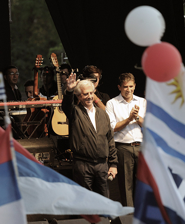 Ao lado de Raul Sendic, candidato a vice, Tabar Vzquez acena no ltimo ato da campanha