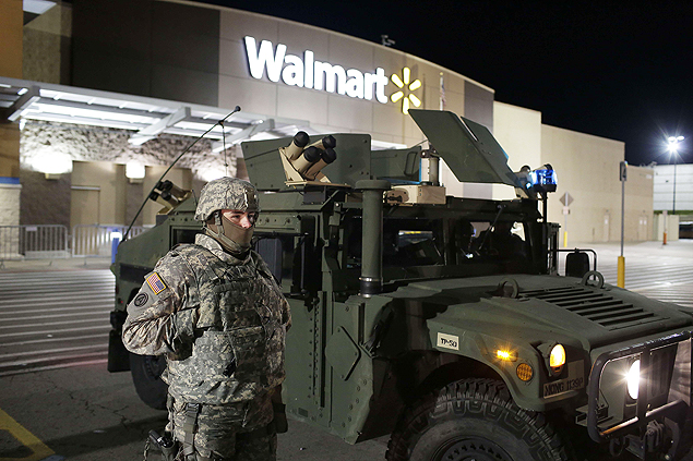 Soldado da Guarda Nacional refora a segurana em loja do Walmart em Ferguson, Missouri