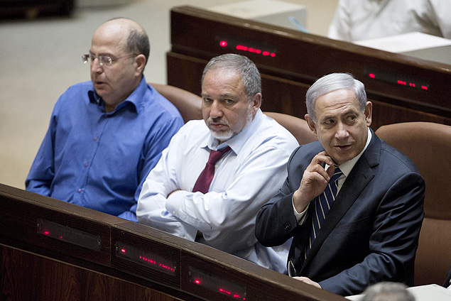 IS01. JERUSALN (ISRAEL), 10/11/2014.- El primer ministro israel, Benjamin Netanyahu (dcha), el ministro de Exteriores Avigdor Lieberman (c), y el de Defensa Moshe Ya'alon, asisten a la votacin del presupuesto del ejercicio 2015 en el parlamento de Israel, en Jerusaln, el 10 de noviembre del 2014. EFE/Abir Sultan ORG XMIT: IS01