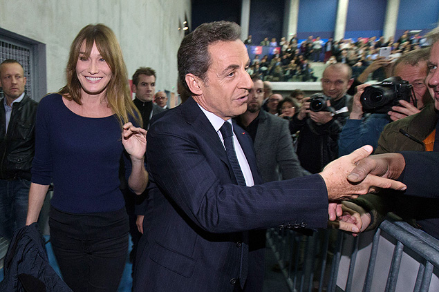 O ex-presidente francs Nicolas Sarkozy e sua esposa Carla Bruni chegam em Boulogne-Billancourt