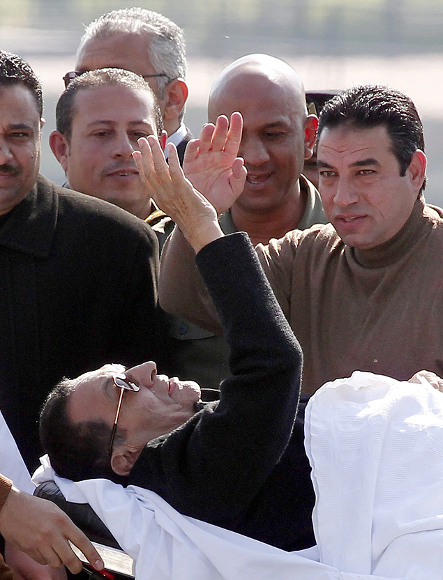 Hosni Mubarak, ex-presidente do Egito,  transportado de maca aps sesso de julgamento, em novembro