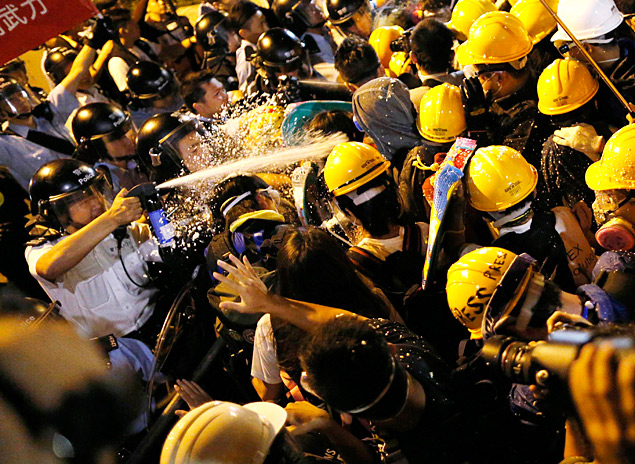 Policiais usam spray de pimenta para dispersar manifestantes em Hong Kong