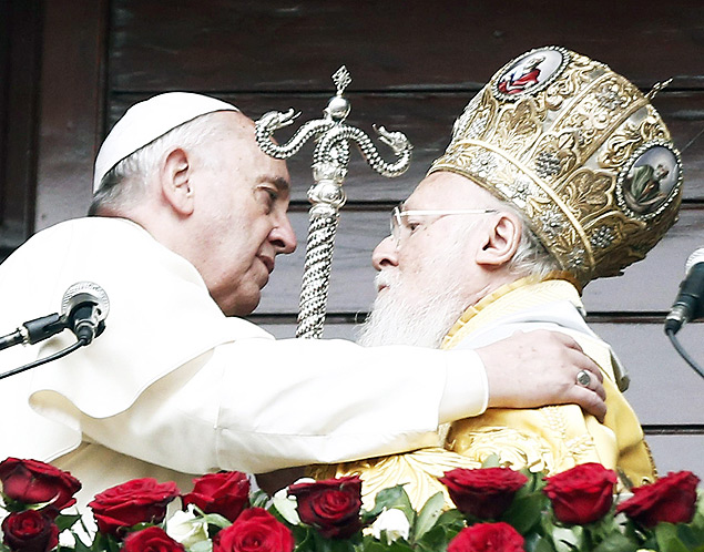 O papa Francisco e o patriarca Bartolomeu se cumprimentam durante a festividade de Santo André na igreja de São Jorge, em Istambul