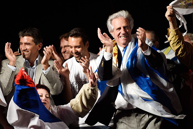 (141201) -- MONTEVIDEO, Dec. 1, 2014 (Xinhua) -- The ruling Broad Front (FA) party's candidate Tabare Vazquez (R) celebrates with his supporters in Montevideo, capital of Uruguay, on Nov. 30, 2014. The ruling Broad Front (FA) party's candidate Tabare Vazquez won the presidential runoff on Sunday with 53 percent of the votes, according to quick counts by polling companies. (Xinhua/Nicolas Celaya)