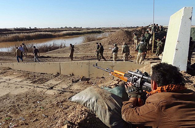 Combatente peshmerga se posiciona durante confrontos com o Estado Islmico em Kirkuk