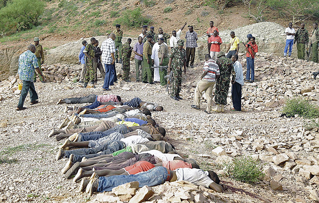 Corpos de quenianos executados pelo Al Shabaab prximo a Mandera, no Qunia
