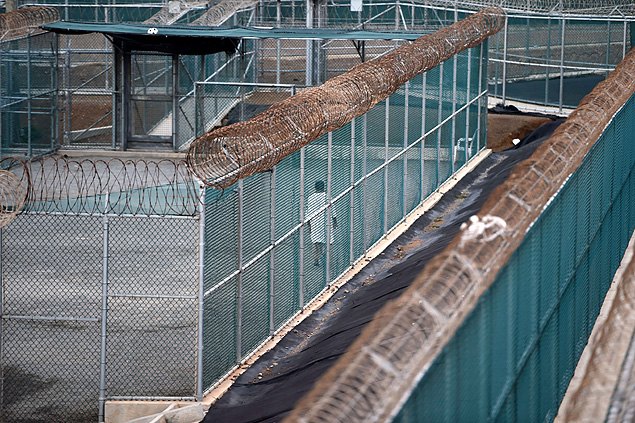 Detento  visto caminhando em rea reservada para exerccios no Campo 6 de Guantnamo