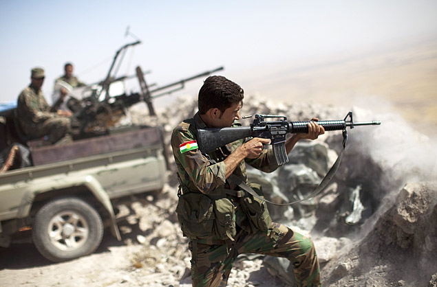 Combatente curdo do Iraque atira contra radicais do EI, prximo a Mossul