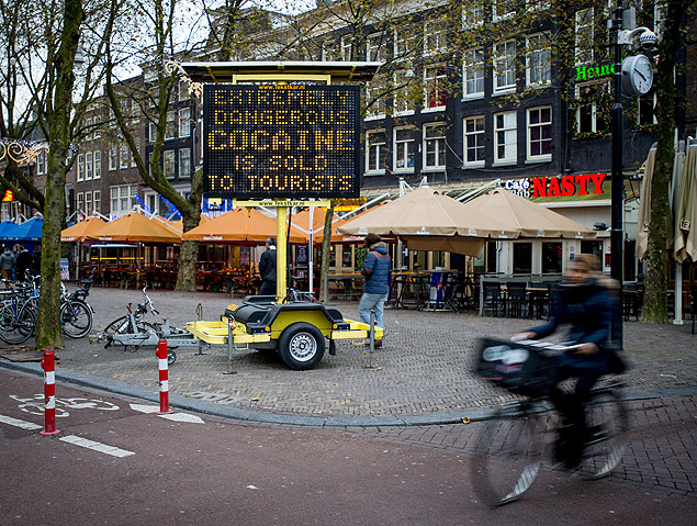 Painel eletrnico adverte contra os riscos de comprar cocana nas ruas de Amsterd