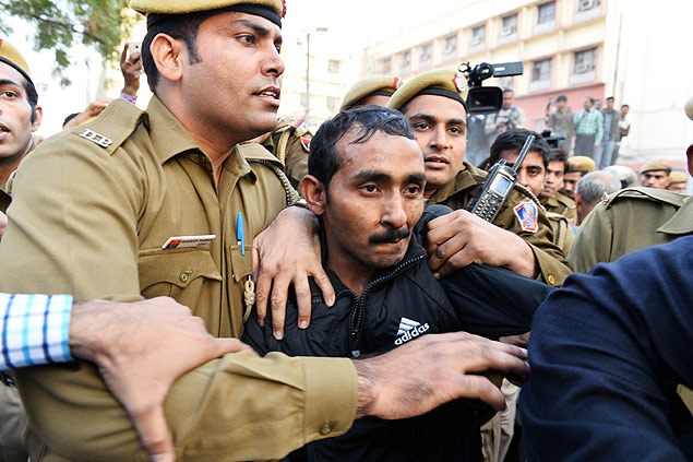 Shiv Kumar Yadav, suspeito de estuprar uma passageira,  escoltado aps comparecer a tribunal