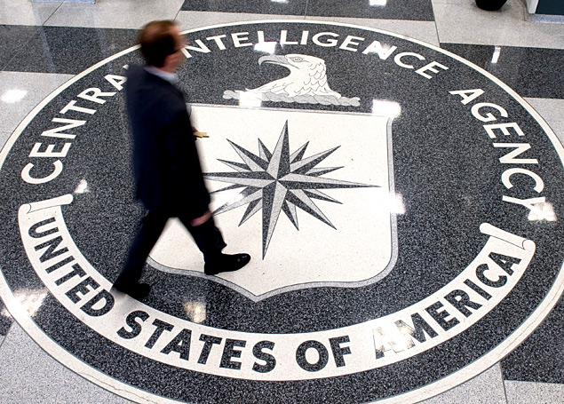 Homem caminha sobre logo da CIA na sede da agência de inteligência dos EUA na Virgínia