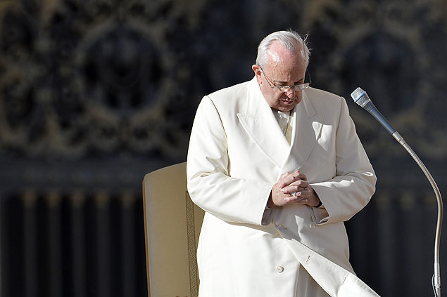 Papa Francisco reza na Praa de So Pedro, no Vaticano