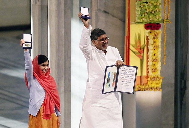 Malala Yousafzai (esq.) e Kailash Satyarthi mostram prmio Nobel da Paz, na Noruega