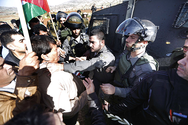 Soldado israelense segura o pescoo do ministro palestino Ziad Abu Ein pouco antes de ele ser morto