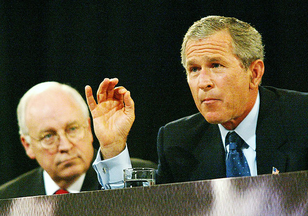 Dick Cheney (esq.) e George W. Bush, em frum econmico no Texas, em 2002 