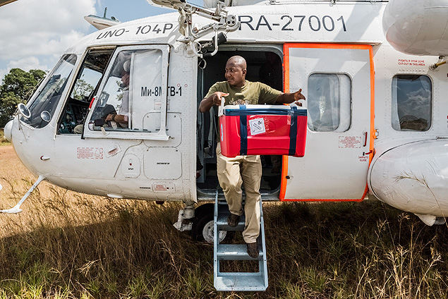 Tcnico de laboratrio retira amostras de sangue de helicptero em Serra Leoa