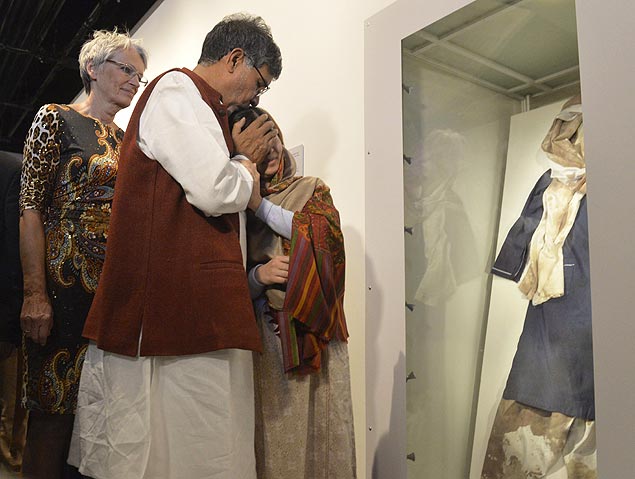 Kailash Satyarthi consola Malala Yousafzai na abertura de exposio com seu uniforme, em Oslo