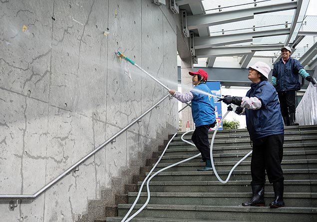 Funcionrios de Hong Kong limpam muro onde ativistas pregavam mensagens