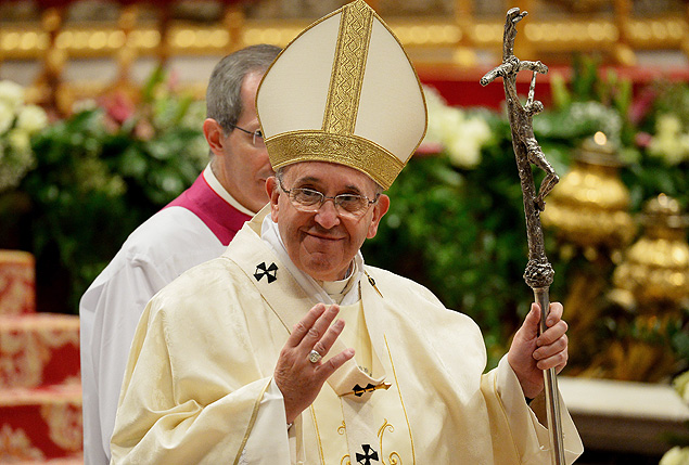 O papa Francisco acena durante missa para festejar Nossa Senhora de Guadalupe, na Baslica de So Pedro 
