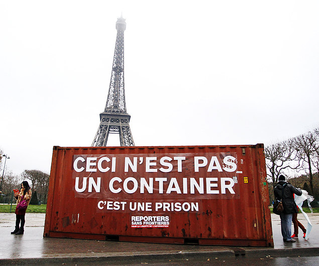 Ao da ONG Reprteres Sem Fronteiras em Paris, em referncia a jornalista preso em continer