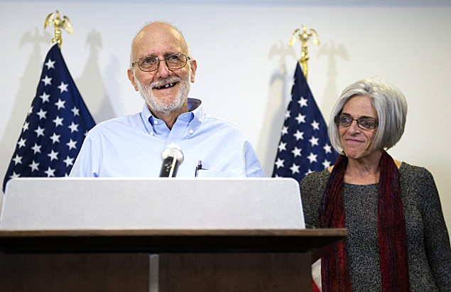O ex-prisioneiro Alan Gross com sua mulher, Judy Gross, durante discurso em Washington