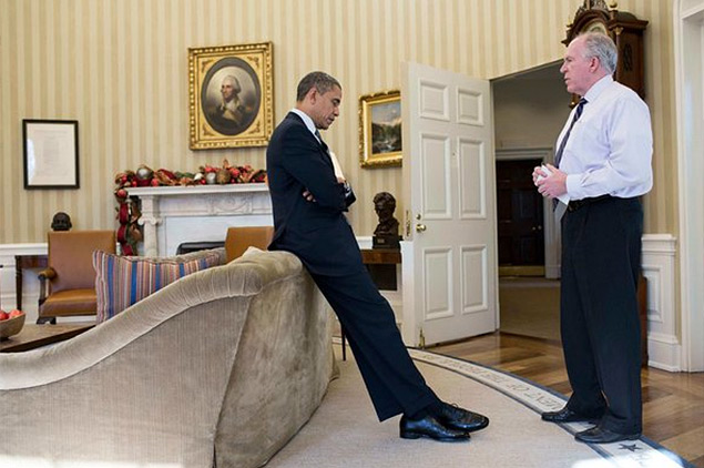 Presidente Barack Obama conversa com John O. Brennan em 2012 na Casa Branca